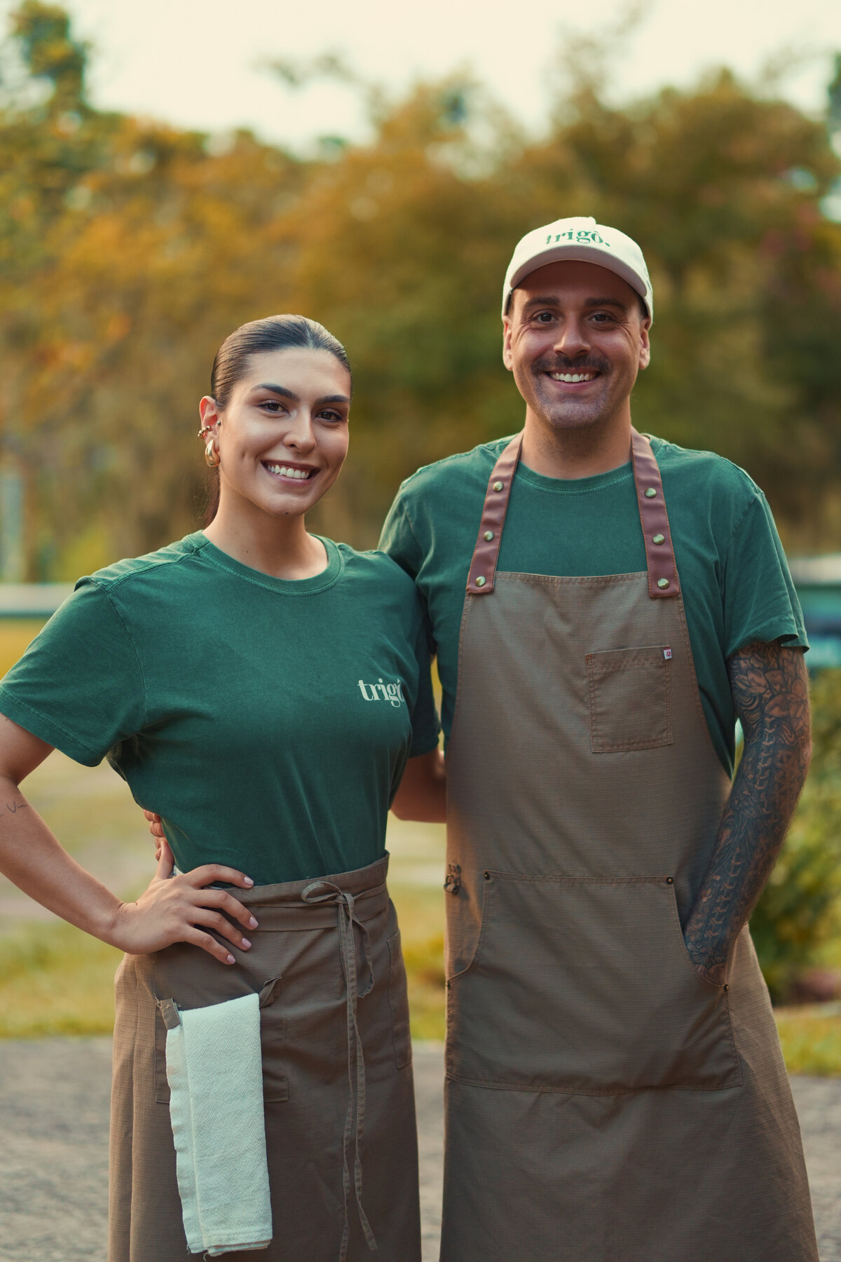 Pepê e Sofia, fundadores da Trigô, uniformizados